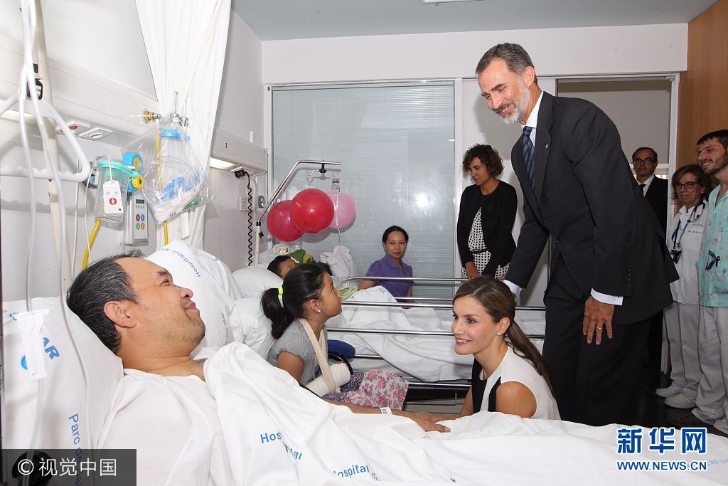 ʱ2017819գǣ̽ǿϮߡ***_***BARCELONA, SPAIN - AUGUST 19:  In this handout photo provided by Casa de S.M. el Rey de Espana, King Felipe VI of Spain and Queen Letizia of Spain visits victims of last Thursday's terrorist attack at the Hospital de la Santa Creu i Sant Pau on August 19, 2017 in Barcelona, Spain. Thirteen people were killed and dozens injured in the Las Ramblas area of Barcelona when a van hit crowds on August 17.  (Photo by Casa de S.M. el Rey de Espana via Getty Images)